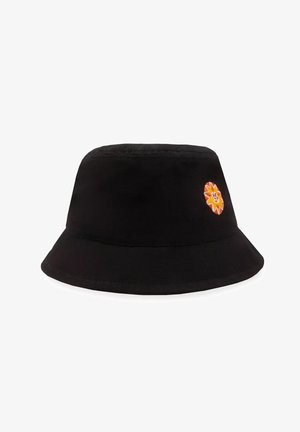 Czarna czapka typu bucket z małą haftowaną słońcem z twarzą w odcieniach pomarańczowym, żółtym i białym po boku.