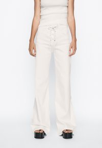 FLARE FIT WITH LACE-UP DETAIL  - Jeans a zampa - white