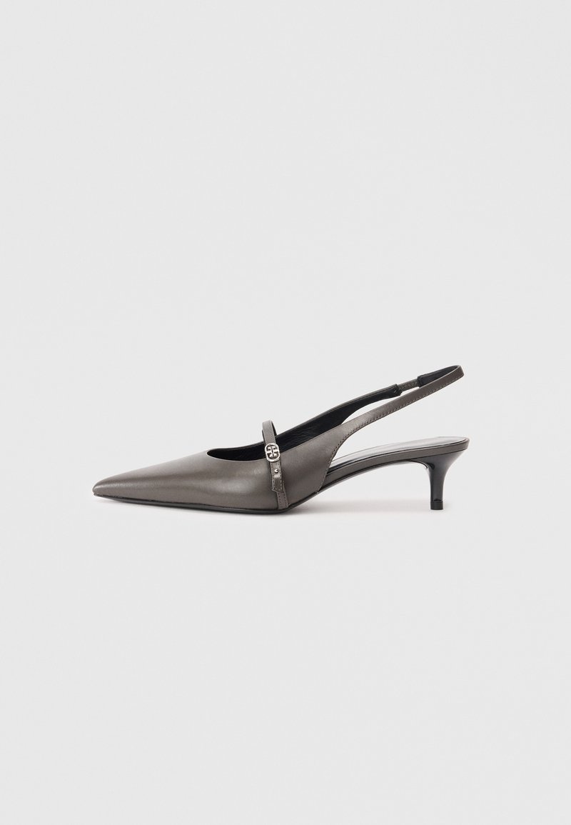 Šedé kožené slingback boty s špičatou špičkou a malým podpatkem, s dekorativním páskem a kovovým akcentem. Hladký povrch s minimálním designem.