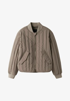 Veste matelassée marron clair avec fermeture éclair avant, col et poignets côtelés, et poches à rabat obliques de chaque côté.