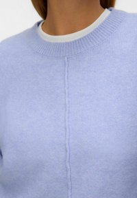 Gaiši violets crewneck džemperis, izgatavots no mīksta adīšanas auduma, ar ribotu apkakli un centrālo šuvju detaļu, kas piešķir papildus tekstūru.