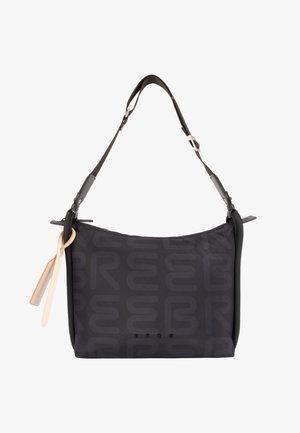 Sac à bandoulière noir avec bandoulière réglable, orné d'un motif discret répétant le logo « BREE » et de deux curseurs de fermeture éclair en cuir beige sur le côté gauche.