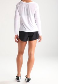 Nike Performance Pantalón corto de deporte - black