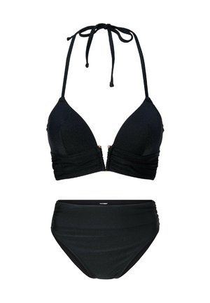 Set crnog bikinija s trokutastim gornjim dijelom s naborima i kopčom zlatne boje, u kombinaciji s gaćicama visokog struka s naborima.
