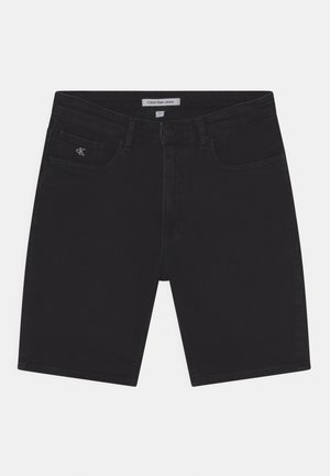 Shorts in denim nero con vestibilità classica, dotati di cinque tasche, chiusura frontale con bottoni e un piccolo logo ricamato sul davanti.