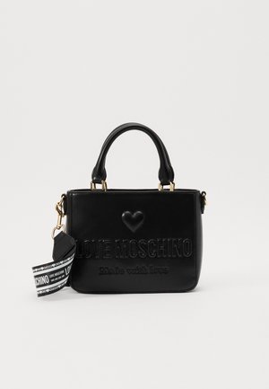 Bolso de mano de piel sintética negra con asas superiores, texto en relieve "LOVE MOSCHINO" y detalle de corazón. Incluye una correa removible con patrón de logo.