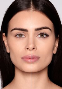 Image du visage divisé : d'un côté, un maquillage naturel avec des cheveux lisses et raides ; de l'autre, des cils volumisés et des lèvres légèrement brillantes.