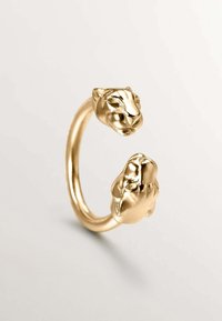 Anillo de tono dorado con dos cabezas de pantera detalladas en cada extremo, con una banda lisa y redondeada y un acabado pulido.