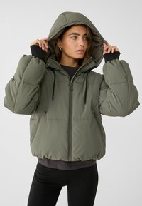 Stradivarius HOODED RUBBERISED PUFFER - Zimska jakna - khaki