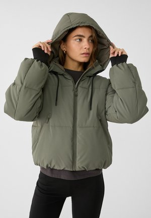 Stradivarius HOODED RUBBERISED PUFFER - Winterjas - khaki
