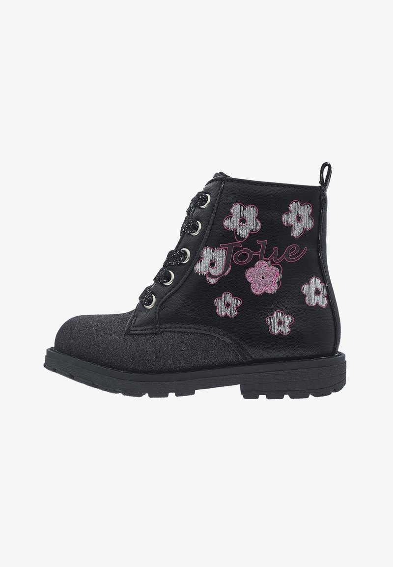 Bottine noire à lacets, bout en feutre, fleurs brodées roses et blanches, avec le mot "Jolie" sur le côté.