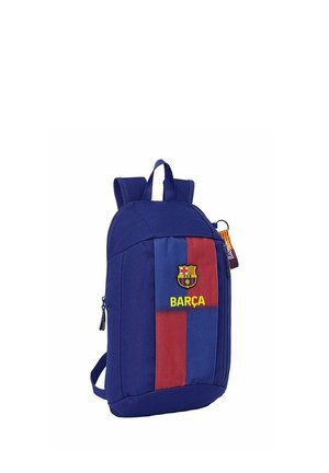 Granatowy plecak z czerwono-niebieskimi pionowymi paskami, herbem FC Barcelony, żółtym napisem "BARÇA" i zapinaną na zamek boczną kieszenią.
