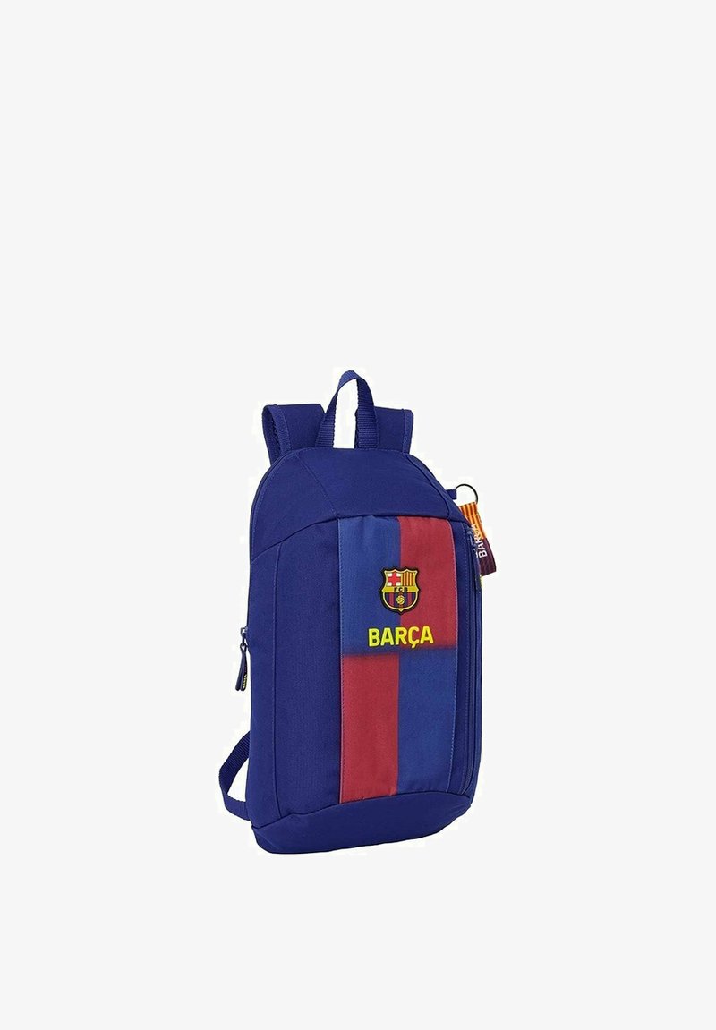 Granatowy plecak z czerwono-niebieskimi pionowymi paskami, herbem FC Barcelony, żółtym napisem "BARÇA" i zapinaną na zamek boczną kieszenią.