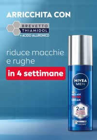 Crema Anti-Età Nivea Men in una bottiglia cilindrica blu con tappo argento, presenta un motivo esagonale; promette di ridurre macchie scure e rughe.