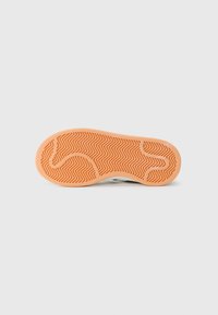 Skoled i oransje gummi med fiskebensmønster, flat design og jevn tekstur. Hvit bakgrunn fremhever sålens konturer.