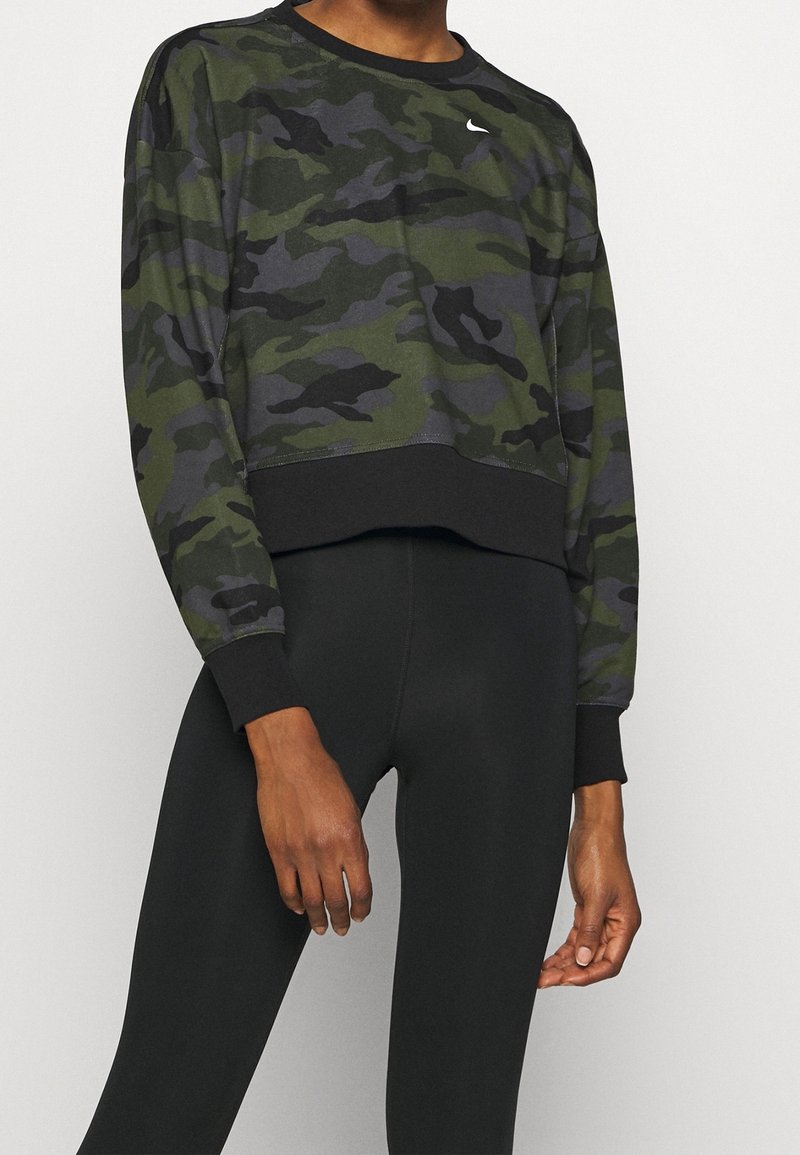 Sudadera camuflada en tela verde y negra, con mangas largas, cuello redondo y dobladillo negro acanalado. Pequeño logo blanco en el pecho.