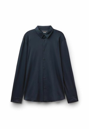 Dunkel marineblaues Hemd mit langen Ärmeln, Kragen, sieben schwarzen Knöpfen und leicht geschwungenem Saum vor weißem Hintergrund.