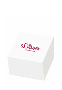 Weißer rechteckiger Kasten mit glatter Oberfläche. Auf dem Deckel befindet sich der rote Logo-Text "s.Oliver" und der Slogan "FASHION FOR LIFE".