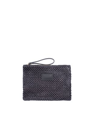 Clutch nero intrecciato con cinturino da polso e chiusura con cerniera, caratterizzata da una piccola toppa rettangolare con logo al centro davanti.