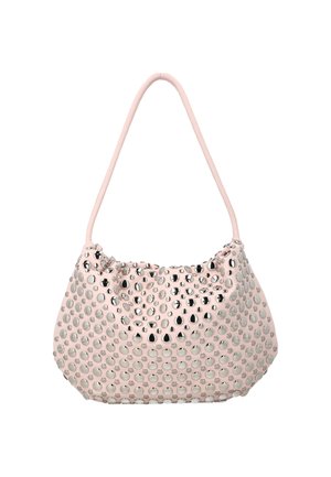 Hellrosa Schultertasche, dekoriert mit gleichmäßig verteilten glänzenden silbernen Nieten, die ihre Oberfläche bedecken.