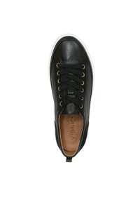 Zwarte leren sneaker met witte rubberen zool, gouden oogjes en zwarte veters. Zachte tan kleurige binnenzool met logo. Glad textuur, ronde neusontwerp.