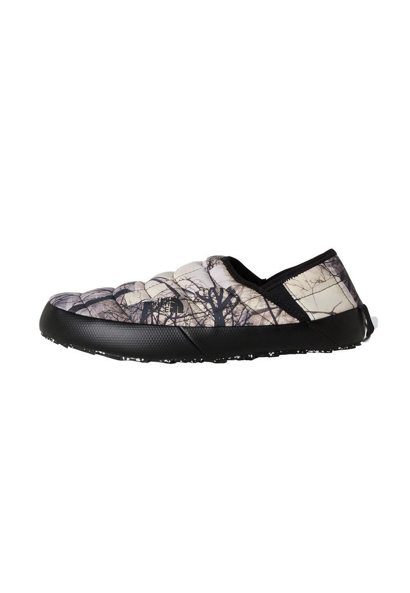 Svart sula slip-on sko med en vadderad, kamouflage ovandel med ett trägrenmönster. Slät textur med elastiska sidodelar.