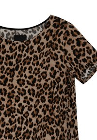 Koszulka z nadrukiem w panterkę w odcieniach brązu i czerni, krótkie rękawy, okrągły dekolt, miękki materiał o gładkiej teksturze.