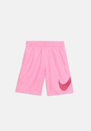 Short de sport rose vif avec taille élastique et grand logo Nike swoosh rose foncé sur la jambe gauche.