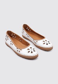 Bailarinas de cuero blanco con patrones de flores troquelados, interior beige, lados elásticos y detalles trenzados a lo largo de la suela.