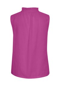 Top sans manches de couleur rose vif avec un col haut plissé et une texture en côtes verticales ; coupe légèrement ample avec un ourlet droit.