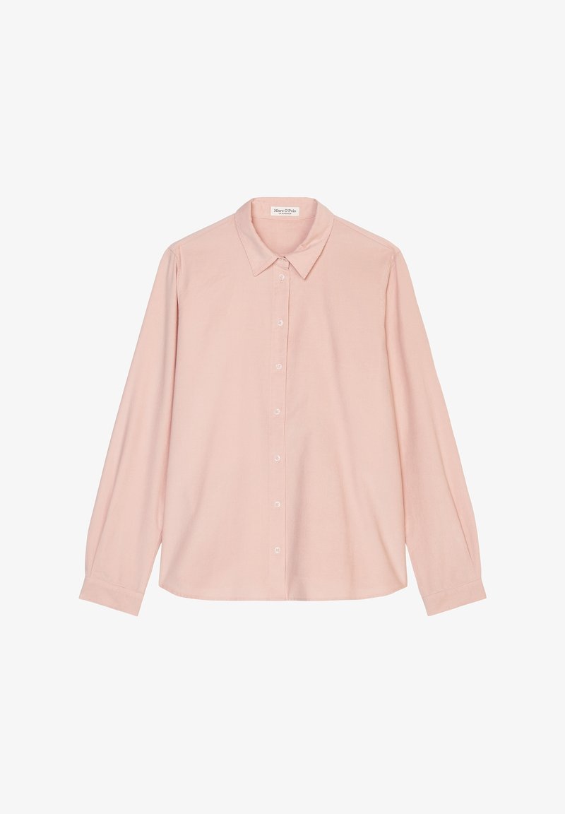 Chemise rose clair à manches longues avec col pointu, boutons visibles sur le devant et ourlet légèrement incurvé.