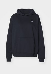 Sudadera negra con capucha hecha de tela suave, con un bolsillo frontal y un pequeño logotipo blanco de Jordan en el pecho. Corte clásico con puños acanalados.