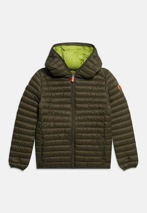 Oljčno zelena prešita jakna s kapuco z limetinasto zeleno podlogo, sprednjim zadrgo, elastičnimi manšetami in majhno oranžno logotipno značko na levem rokavu.