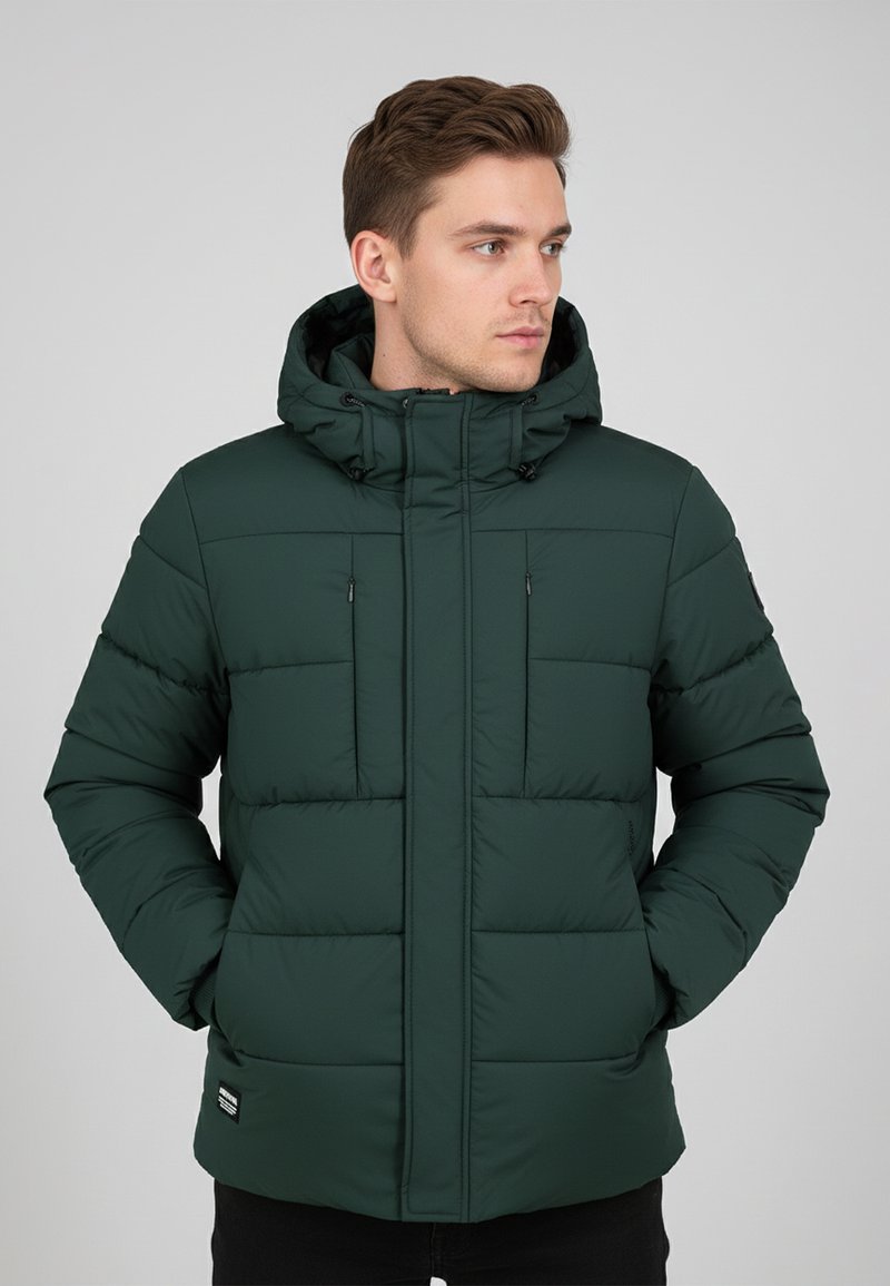 Grüne Steppjacke mit Kapuze, die gesteppten Abschnitte, zwei Brusttaschen und Kordelzugverstellungen aufweist. Das Material wirkt glatt und strapazierfähig.