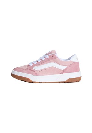Lage roze suède sneaker met witte zijkantstreep, witte veters, gewatteerde kraag en een rubberen gum zool op een witte achtergrond.