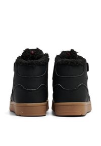 Sorte sneakers med struktureret pelsfor ved kraven, der har en glat overdel, polstret hæl og en gummigummisål.