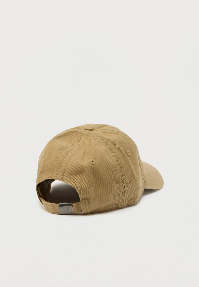 Beige bomulds baseballkasket set bagfra med justerbar metalrem og ventilationshuller på ensfarvet baggrund.