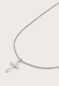 Silberne Kettenhalskette mit einem polierten Kreuzanhänger. Die Kette hat eine gedrehte Textur, während das Kreuz glatt mit abgerundeten Enden ist.