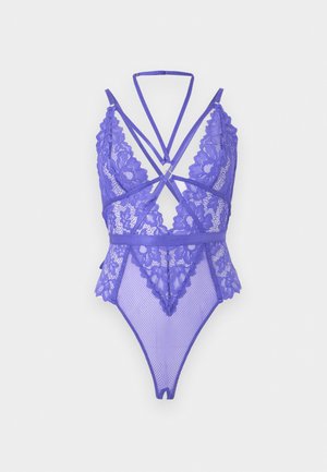 Body lingerie en dentelle violette avec motifs floraux, panneaux en mesh, fines bretelles réglables et détail de bretelle halter au cou.