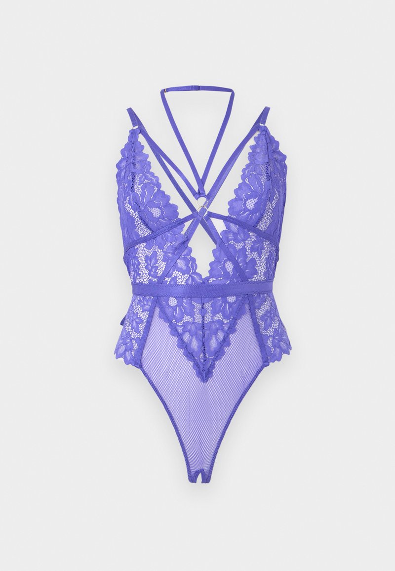 Body lingerie en dentelle violette avec motifs floraux, panneaux en mesh, fines bretelles réglables et détail de bretelle halter au cou.