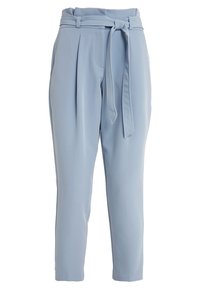 Světlé modré skládací kalhoty s textilním páskem, hladká textura, zúžený střih a boční kapsy. Středně vysoký pas a přizpůsobený design.