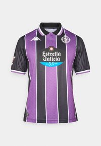 Camiseta de fútbol a rayas moradas y negras con cuello, que presenta un logotipo central y detalles blancos en las mangas y el dobladillo. Fabricada con un tejido transpirable.