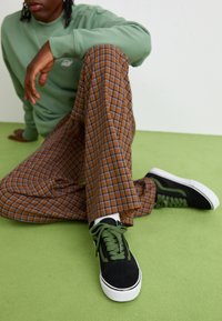 OLD SKOOL - Matalavartiset tennarit - pop black/green