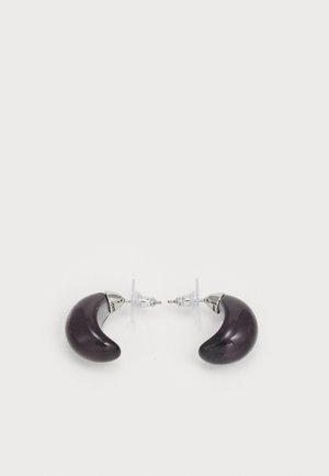 Brincos de resina roxa com forma de crescente curvado. Acentos metálicos em tom prateado e costas de plástico transparente para um uso seguro.