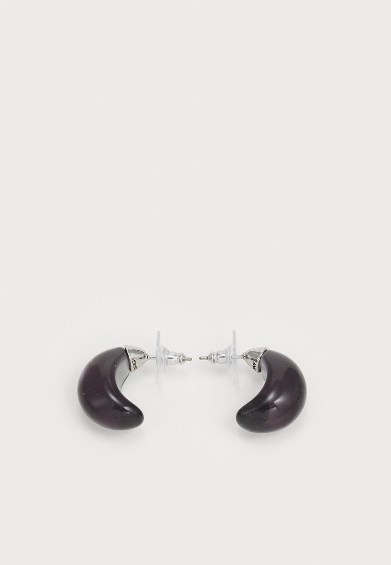 Brincos de resina roxa com forma de crescente curvado. Acentos metálicos em tom prateado e costas de plástico transparente para um uso seguro.