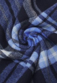 Tessuto in pile a quadri blu e navy con una texture morbida, caratterizzato da grandi e piccoli quadrati alternati in diverse tonalità di blu.