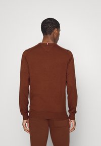 Tommy Hilfiger PIMA ORG CTN CASHMERE CREW NECK - Camisola - heritage brown