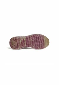Suela de una zapatilla desgastada con un diseño de goma en tonos burdeos y beige, surcos horizontales y una superficie de agarre texturizada.