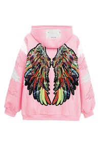 Sudadera con capucha rosa con grandes alas multicolor de lentejuelas en la espalda y diseños de plumas blancas bordados en las mangas.