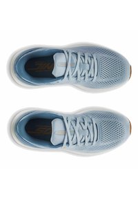 Zapatillas deportivas de color azul claro con parte superior de malla transpirable, punta redonda, superficie texturizada y suela blanca acolchada. Cuenta con un diseño de cordones.